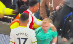 SKANDAL NA LONDONSKOM DERBIJU: Huligan šutnuo golmana Arsenala, velika sramota za engleski fudbal! (VIDEO)