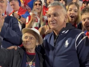 ČUVENA BAKA UPOZNALA SRĐANA ĐOKOVIĆA: Novakov otac joj prišao, srpske zastave svuda! (VIDEO)