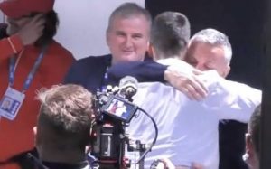 OTAC I SIN KONAČNO ZAJEDNO: Dirljiv susret Novaka i Srđana Đokovića nakon osvajanja Australijan opena! (VIDEO)