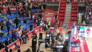 GOSPODSKI POTEZ VILDOZE: Zagrevao se, krenuo ka svlačionici, pa se zastao da podeli autograme! (VIDEO)