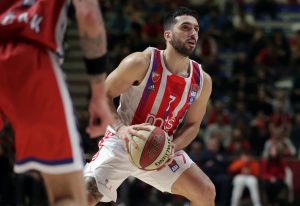 KAMPACO MAGIČNIM ASISTENCIJAMA IZLUĐUJE PODGORIČANE: Mitrović napunio koš Budućnosti, Zvezda sigurna na poluvremenu! (FOTO)