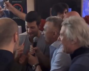 KOSI TATA, KOSIM JA: Đoković zapevao na svom dočeku, a mikrofon u ruke je uzeo i Savo Milošević! (VIDEO)