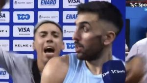 URNEBESNA SCENA U ARGENTINI: Navijač zagrlio i poljubio Kampaca nakon pobede! (VIDEO)