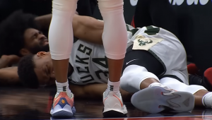 MILVOKI SLAVIO, ALI SE JANIS POVREDIO: Grk oborio rekord, pa potom morao da napusti teren – upitan za Ol star meč! (VIDEO)