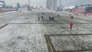 „GRUDVAJ, JAVORE!“: Da li se u Ivanjici danas igra fudbal ili hokej na ledu? (VIDEO)