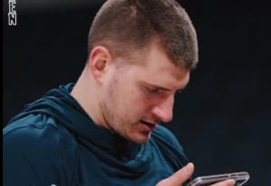 SVI SU MISLILI DA SU U PITANJU KONJSKE TRKE: Ipak, Nikola Jokić je gledao nešto drugo pred meč sa Memfisom! (VIDEO)