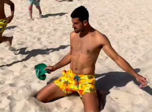 ĐOKOVIĆ KAO DA JE NA ODMORU: Nole uživao u Dubaiju – igrao fudbal sa klincima, oni ostali oduševljeni! (VIDEO)