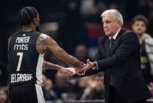 ARMANI PODSETIO NA RUKOMETNU EKIPU: Partizan kažnjava promašaje Italijana, maestralna igra Kevina Pantera! (I četvrtina)