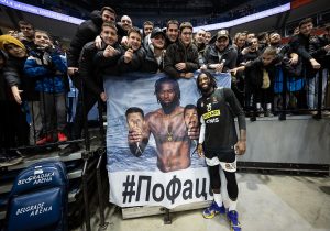 LESOR NE PRESTAJE SA SKANDALIMA: Fotografisao se sa zastavom koja vređa Kalinića i Petruševa! (FOTO)