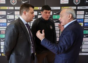 VUČELIĆ SE OGLASIO POSLE PROTESTA I LOŠIH REZULTATA: „Uvažavam stav navijača, teško mi je – plate su najredovnije!“