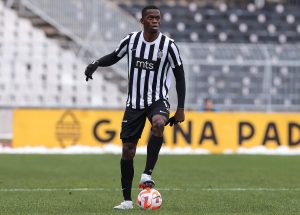 BLEDA PARTIJA „CRNO-BELIH“: Radnički zasluženo odnosi bod iz Humske, Partizan sa -13 čeka večiti derbi! (VIDEO)