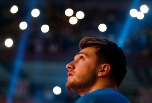 SINONIM ZA LJUDINU – LUKA DONČIĆ: Košarkaš kupio karte celoj vatrepolo selekciji Srbije za meč sa Hjustonom! (FOTO) (VIDEO)