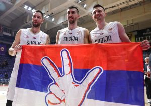 MNOŠTVO POZNATIH U PIONIRU: Proslavljeni trener i plej Partizana navijali za Srbiju, Dodik u društvu Danilovića bodrio Orlove! (FOTO)