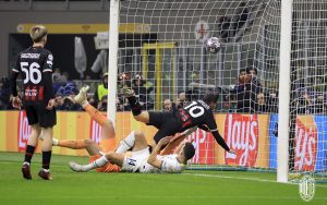 ROSONERI NAPALI OD PRVOG SUDIJSKOG ZVIŽDUKA: Diaz pogotkom zapalio atmosferu na ‘San Siru’! (VIDEO)