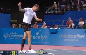 KAZAHSTANAC U TRANSU TUKAO REKETIMA O ZEMLJU: Polomio je tri reketa za 20 sekundi, navijači ostali u neverici! (VIDEO)