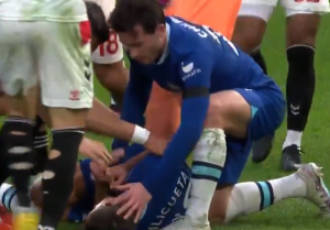 ‘DOK SE NAŠ KAPITEN BORI ZA ŽIVOT ONI PRAVE CIRKUS!’ NAVIJAČI ČELSIJA ZGROŽENI: Aspilikueta nepomično ležao na travi, Mudrik i Feliks se igrali sa loptom! (VIDEO)