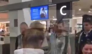 LUDILO NA AERODROMU U MELBURNU: Đokovića ispratilo mnoštvo navijača, dugo će ovo pamtiti! (VIDEO)