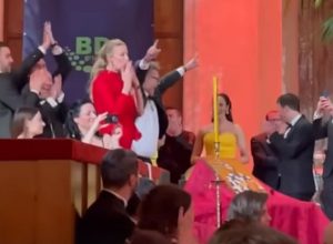 ĐOKOVIĆEVA MAJICA PRODATA ZA 11 HILJADA EVRA: Dama u crvenom najviše ponudila i obezbedila novac za decu na KiM! (FOTO)