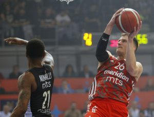 SUDIJE PREKINULE MEČ: Arbitri zbog ubacivanja predmeta na teren otišli u svlačionicu!