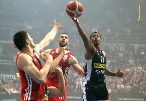 POSLEDNJA OPOMENA SUDIJA: Ako bilo šta uleti na teren arbitri prazne halu, borba se nastavlja! (VIDEO)