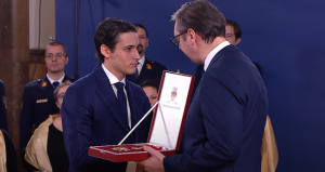 DIRLJIVE REČI MIHINE SUPRUGE: Siniša je posthumno odlikovan, a Arijana se zahvalila na srpskom! (FOTO) (VIDEO)