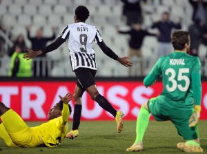 CRNO-BELI ODMAH NAČELI ŠERIF, PA DOŽIVELI ŠOK: Kvinsi Menig odlično pogodio – Saničanin očajnom reakcijom poklonio penal i izjednačenje gostima! (VIDEO)