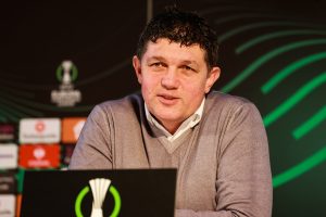 (SASTAVI) PROBLEM ZA PETRIĆA: Jednog od ključnih fudbalera nema zbog bolesti u startnoj postavi!