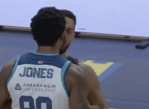 KOŠARKAŠ KOJI JE OŠAMARIO RIVALA SUSPENDOVAN: Da li je zaslužio oštriju kaznu? (VIDEO)