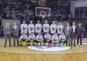 SRBIJA I GRČKA NE ZABORAVLJAJU STEVANA JELOVCA: Košarkaši izašli u majicama posvećenim preminulom košarkašu! (FOTO)