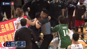 MASOVNA TUČA NA TAJVANU: Ludilo na košarkaškoj utakmici, sudija bio živi štit između igrača i trenera! (VIDEO)
