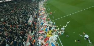 NAJLEPŠI PREKID UTAKMICE SA NAJTUŽNIJIM POVODOM: ‘Vodafon Arena’ na momenat zaboravila na fudbal, vreme je stalo na stadionu Bešiktaša! (VIDEO)