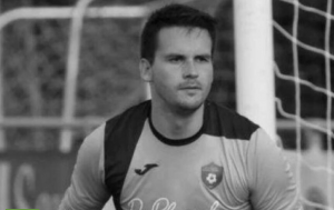 FUDBALER GLEDAO KAKO MU BRAT UMIRE, SVET SPORTA ZAVIJEN U CRNO: Golman odbranio penal, pao i preminuo! (FOTO)