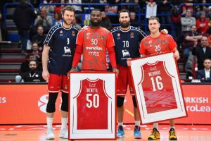 (POLUVREME) OČAJNA ZVEZDA NA -13: „Crveno-beli“ šutiraju 1 od 9 za tri!