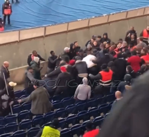 U DRESU BAJERNA UŠAO NA TRIBINISU ULTRASA PSŽ-a: Nije mogao ni da zamisli šta ga čeka – Policija mu spasila živu glavu! (VIDEO)