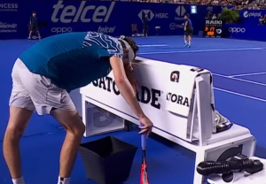 ŠOKANTNE SCENE: Peti teniser sveta samo odjednom stao i počeo da povraća na terenu! (VIDEO)