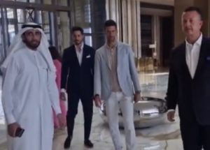 „DE SI FAMILIJO“: Poznati pevač naleteo na Novaka u sred Dubaija! (VIDEO)