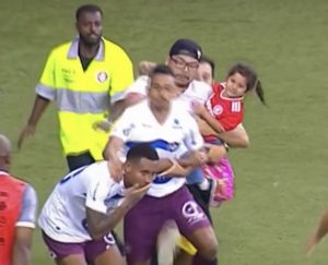 NEVEROVATNE SCENE U BRAZILU: Otac sa ćerkicom u naručju uleteo na teren i šutnuo igrača u međunožje! (VIDEO)