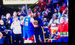 OVO JE UTICAJ JOKIĆA: Nikola se ‘po srpski’ izljubio na klupi sa saigračem! (VIDEO)