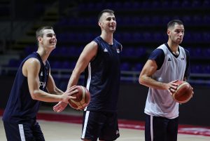 KAO NEKADA GUDURIĆ I DOBRIĆ: Bivši košarkaš Zvezde bodrio crveno-bele sa tribina! (FOTO)