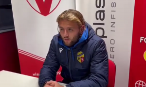 BIZARNA SCENA U ITALIJI: Fudbaler odlučio da se olakša nasred terena, a potom je ostao u šoku!