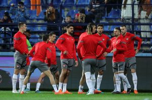 (FOTO UBOD) ORLOVI SPREMNI ZA CRNU GORU: Nedimović i Šurbatović bodre Srbiju iz lože!