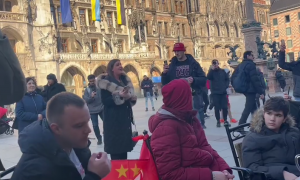 SRPSKA PESMA SE ORI MINHENOM: Mlada devojka ostavila „delije“ u stanju šoka! (VIDEO)