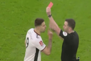 MITROVIĆ POSTIGAO PRVENAC – PA POLUDEO: Srpski napadač dobio crveni karton! (VIDEO)