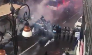 NEMCI PRAVE HAOS U NAPULJU: Navijači Ajntrahta pale vozila i napadaju policiju pred duel sa Napolijem! (VIDEO)