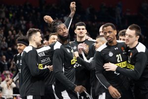 GROBARI POZDRAVILI ŠAMPIONE: Osvajači Kupa Srbije bodre kolege u Areni! (FOTO)