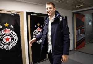 FOTO UBOD: Miljenik Grobara istrčao na zagrevanje, srdačan doček za čuvenog centra!