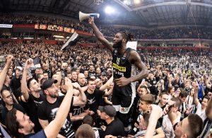 URNEBESNO SKANDIRANJE LESORA: Grobari pali u trans kada je Francuz uzeo megafon! (VIDEO)