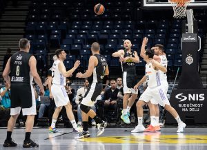 VETERANI POKAZALI KAKO TREBA: Legende Partizana nadigrale Real Madrid! (FOTO)