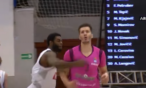 NIJE PRVI PUT DA PETRUŠEV DOBIJA PESNICU: Dok je nosio dres Mege ovaj košarkaš je nasrnuo na njega! (VIDEO)