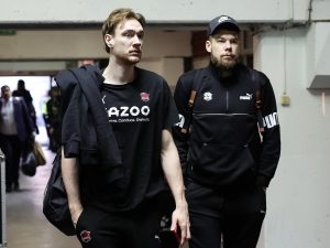 FOTO UBOD: Bivši kapiten Partizana istrčao na teren u Pioniru, uskoro počinje utakmica!